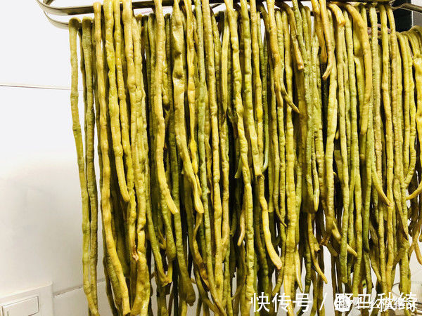 小苏打|夏天遇到此菜我从不手软,一次买几十斤,晒成干菜留着冬天炖肉吃