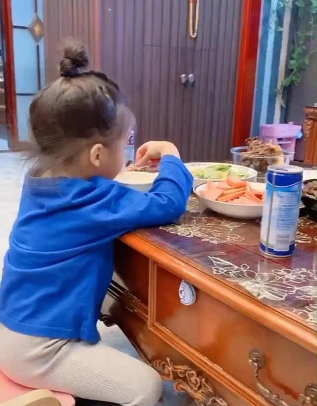 放假|女儿在家称王称霸,哥哥放假后改天换日,妹妹还有21天他就开学