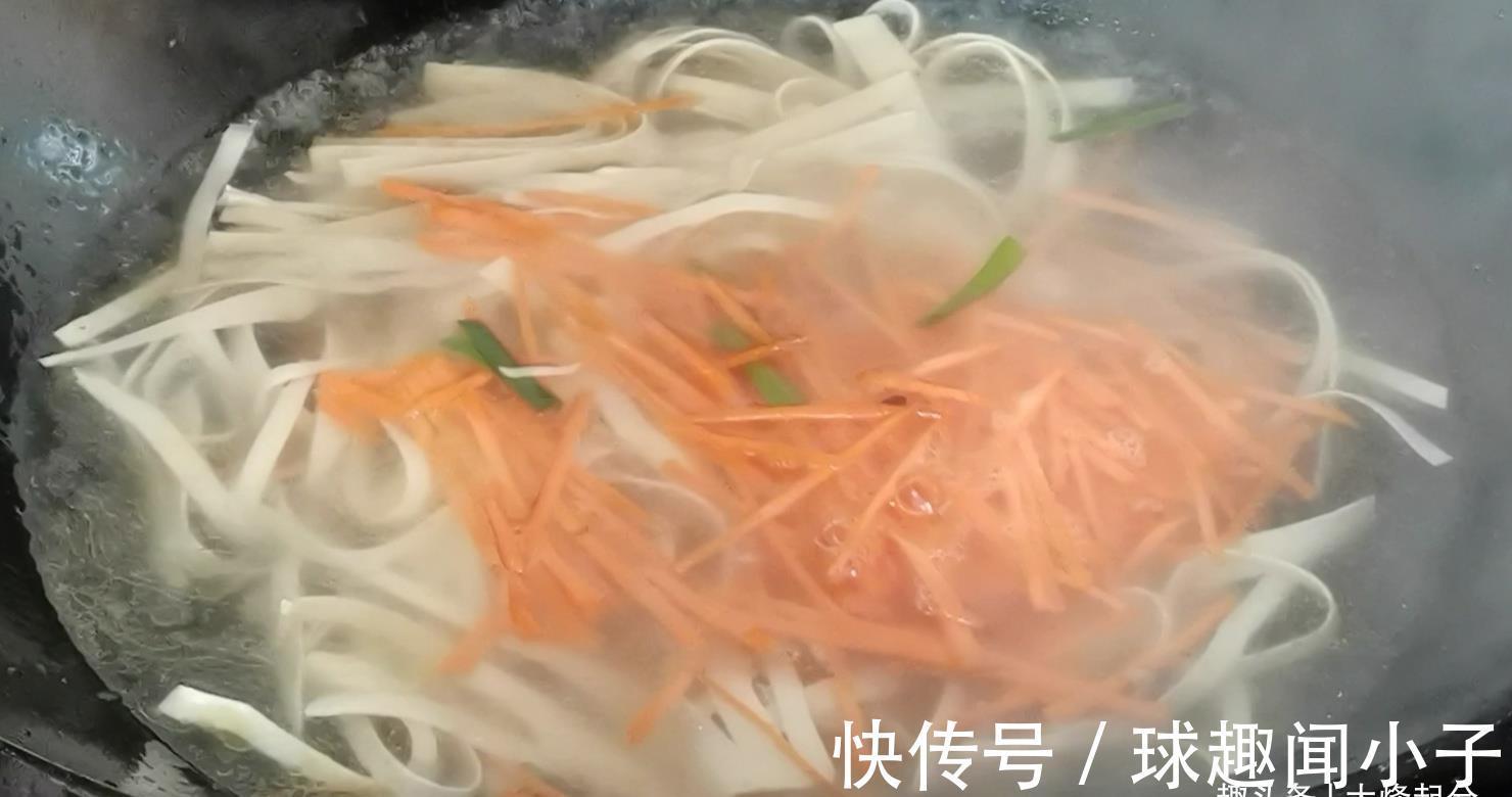 爽口|爽口豆腐皮的做法,酸辣解腻又开胃,一周要吃好几次,做法还简单