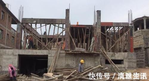怨声|借地下室之名抬高地基2米,砸60万建两层别墅,邻居们看后怨声载道