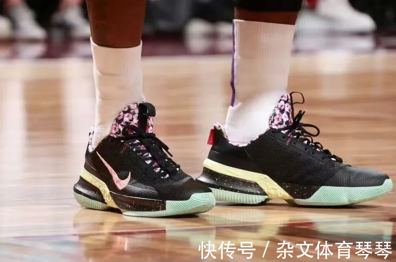 阿迪 东方力量闪耀全明星!老詹换了三双鞋,阿迪太惨,UA是最大赢家?