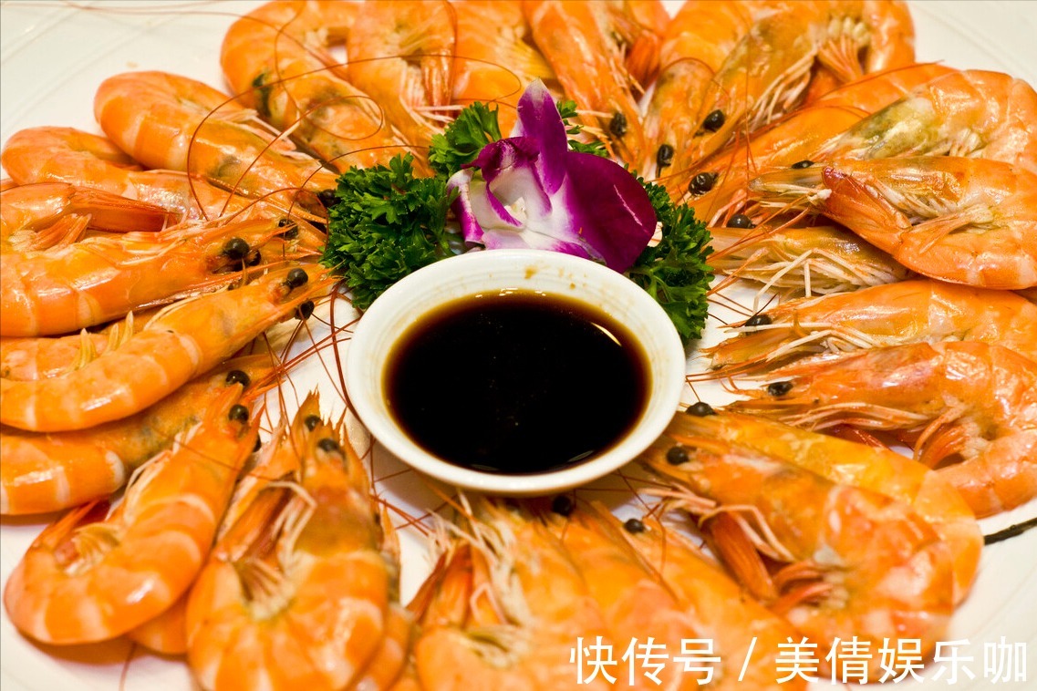 白灼虾|新鲜大虾上市了，白灼虾切记不要用水煮，教你一招，鲜味不流失