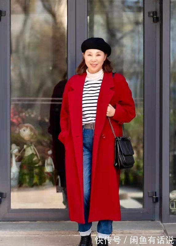 时髦|新年就该穿得喜庆,学65岁博主用一件红色大衣,搭出奶奶辈的时髦