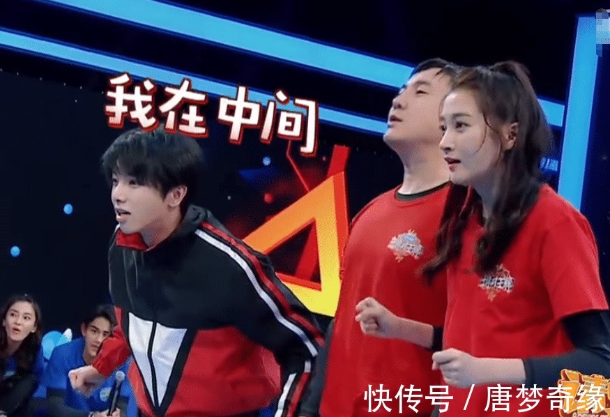 高情商|關曉彤落水后妝花了,下意識的一個動作顯露高情商,想不火都難