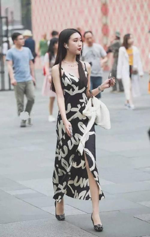 美女脚上穿上一双尖头的高跟鞋，绑带的修饰看上去更加的有女人味