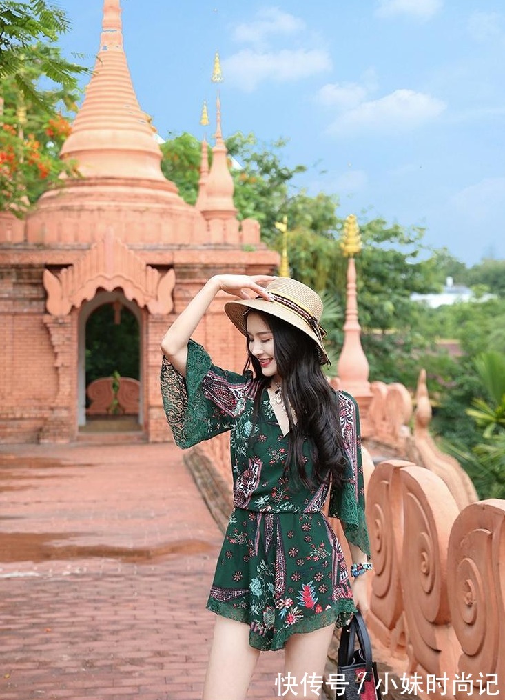 快乐|穿上复古碎花连体裤,快乐地去度假