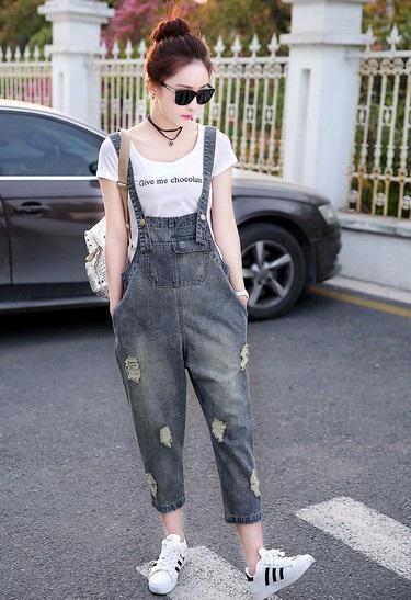 别以为穿背带裤就是“装嫩”，瞅瞅下面这穿搭，十分元气美腻