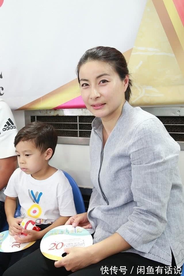 郭晶晶|郭晶晶真没阔太架子,穿“奶奶衫”出席活动,笑出月牙眼好显温柔