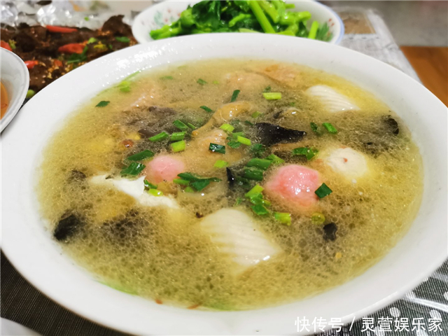 放假家里来客人,媳妇特意做一桌家乡菜招待,上桌后停不下筷子!