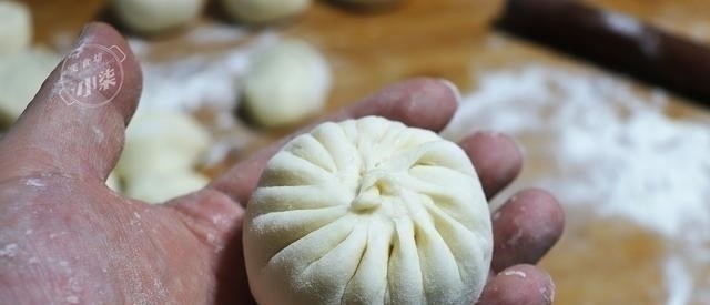 蒸包子时，别再直接上锅蒸了，记住3个诀窍，包子松软好吃不塌陷