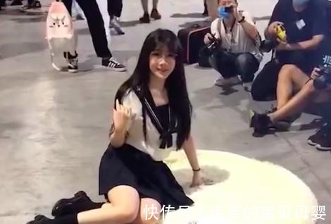 jk服|女学生穿JK制服拍毕业照,被骂妨碍风俗,人心丑看啥都带有色眼镜!
