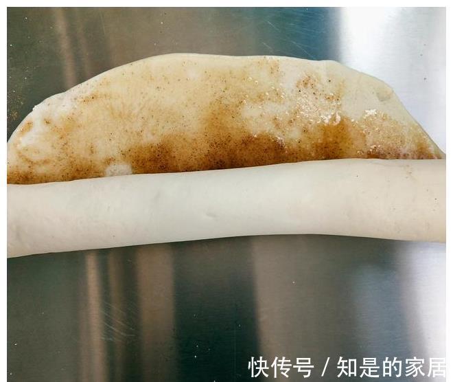 吃腻|吃腻了馒头，试试这款香煎小油卷，表皮松软底部酥脆，无敌美味