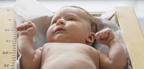 喂养|新生儿首月养护重点:发育特点、喂养、身高体重指标,家长收藏