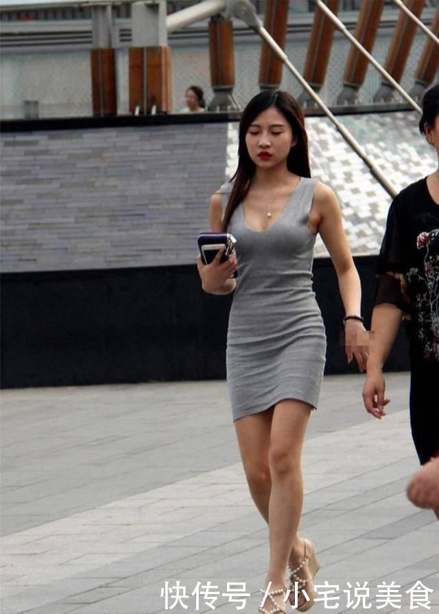 阿姨|美女街拍一大一小逛街,网友给小的打90分,给阿姨打60分
