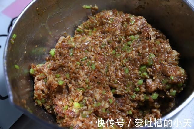 包子|皮薄馅大还流油的肉包子,连吃三个都不够,做法简单一定要学