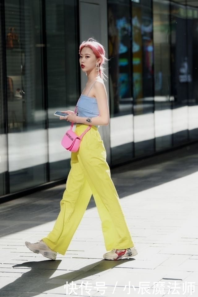 职业装|路人街拍,小姐姐白衬衫搭配一步裙,看起来有一些职业装的味道