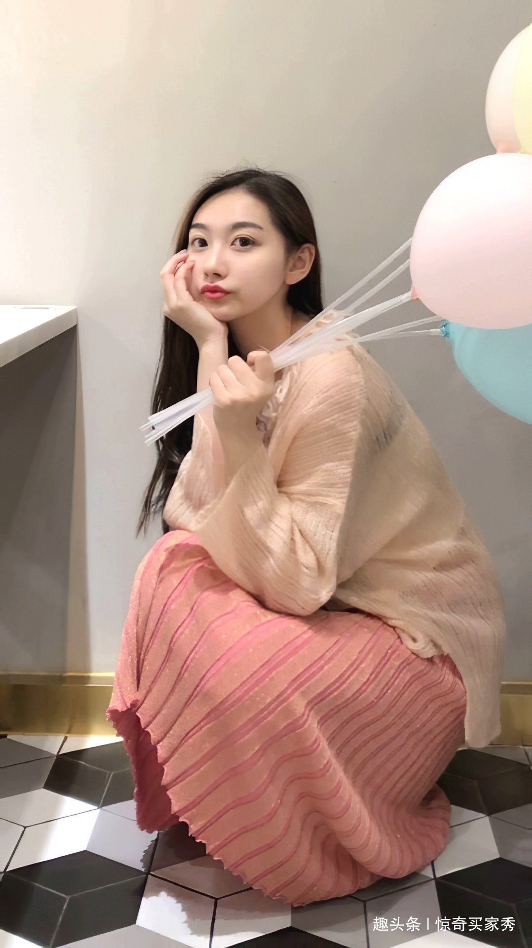 宽松 美女宽松上衣搭配粉色螺纹长裙,时髦又休闲,穿出飘逸优雅之美