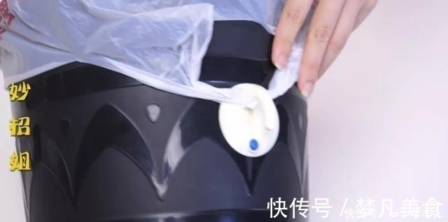垃圾桶上粘一个挂钩,竟然有这么多用处!家里人都照着做!