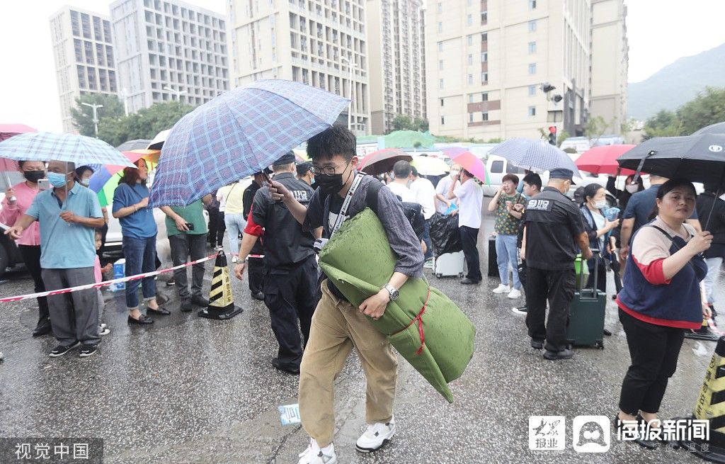 高校|青岛：雨中送学子 高校新生迎来开学季