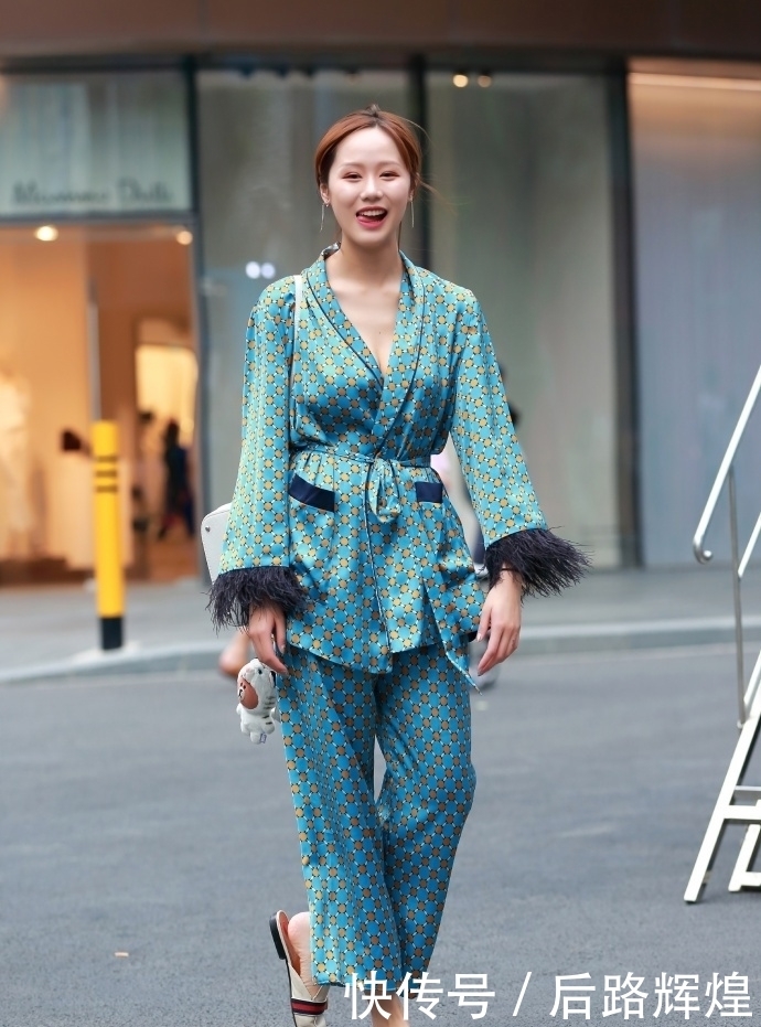 甜美|街拍丨小姐姐俏皮可爱,太甜美可人了