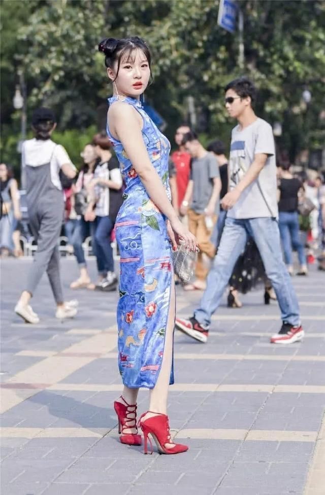 街拍:微胖小姐姐旗袍装,体现她不一样优雅与气质