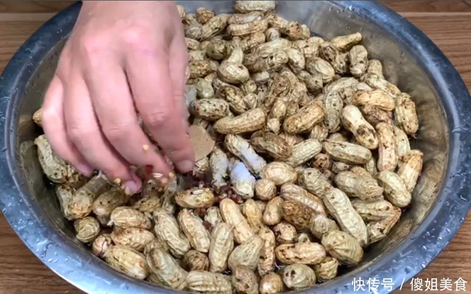 好吃|做水煮花生时,直接加盐煮是大忌,记住这个方法,好吃又入味