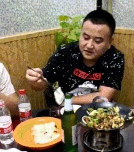 |搞笑GIF趣图:别以为鸡好欺负?真发起威来比狗还厉害