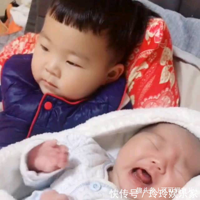 3岁哥哥正在看电视，听见3个月的妹妹哭声，接下来的画面好有爱