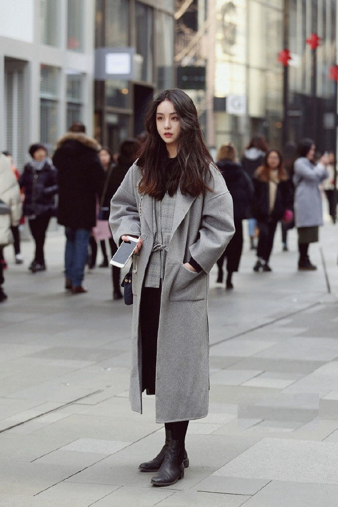 街拍:身材苗条气质很好的美女,浅色的休闲衫很有女人味