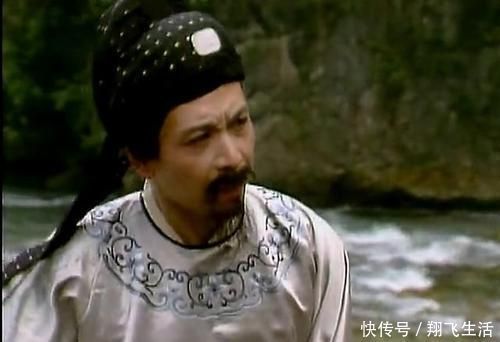 王熙凤&秦可卿的葬礼上,贾珍手里拿了一件不该拿的东西,尤氏太丢脸了