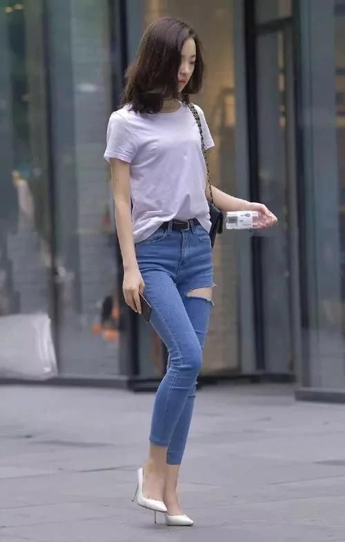 路人街拍穿牛仔裤的小姐姐,这破洞有点个性啊,时尚感满分