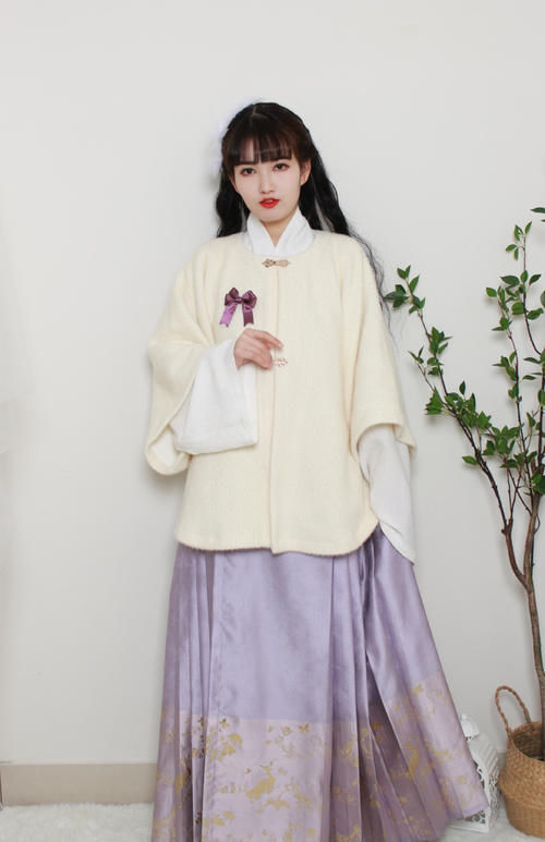 穿汉服不一定要配古风发髻，这几种简约发型也很好看，时尚又减龄