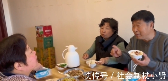 郭杜到景德镇过年,熊磊母女献殷勤,却不见熊父,网友:被抓了?