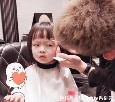 小萝莉不想剪头发,一个眼神把理发师逗笑了,还能不能好好理发了!