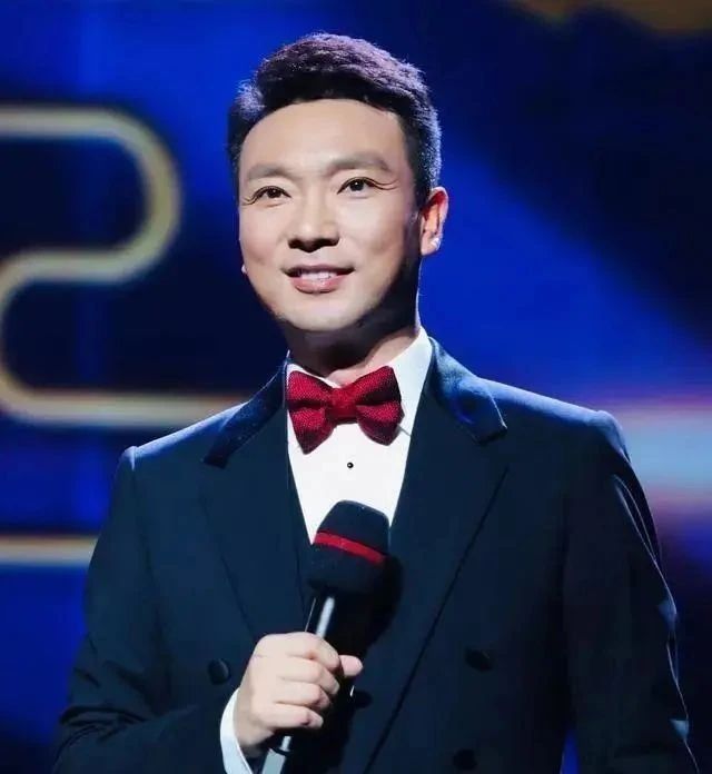 新闻联播#“国脸”康辉的硬笔书法惊艳了书法圈,清秀洒脱,沉稳大气,细腻