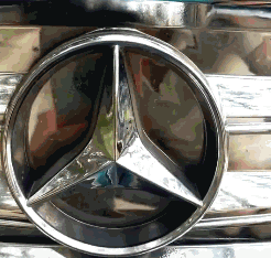 |搞笑GIF:走路不要玩手机 否则后果很严重