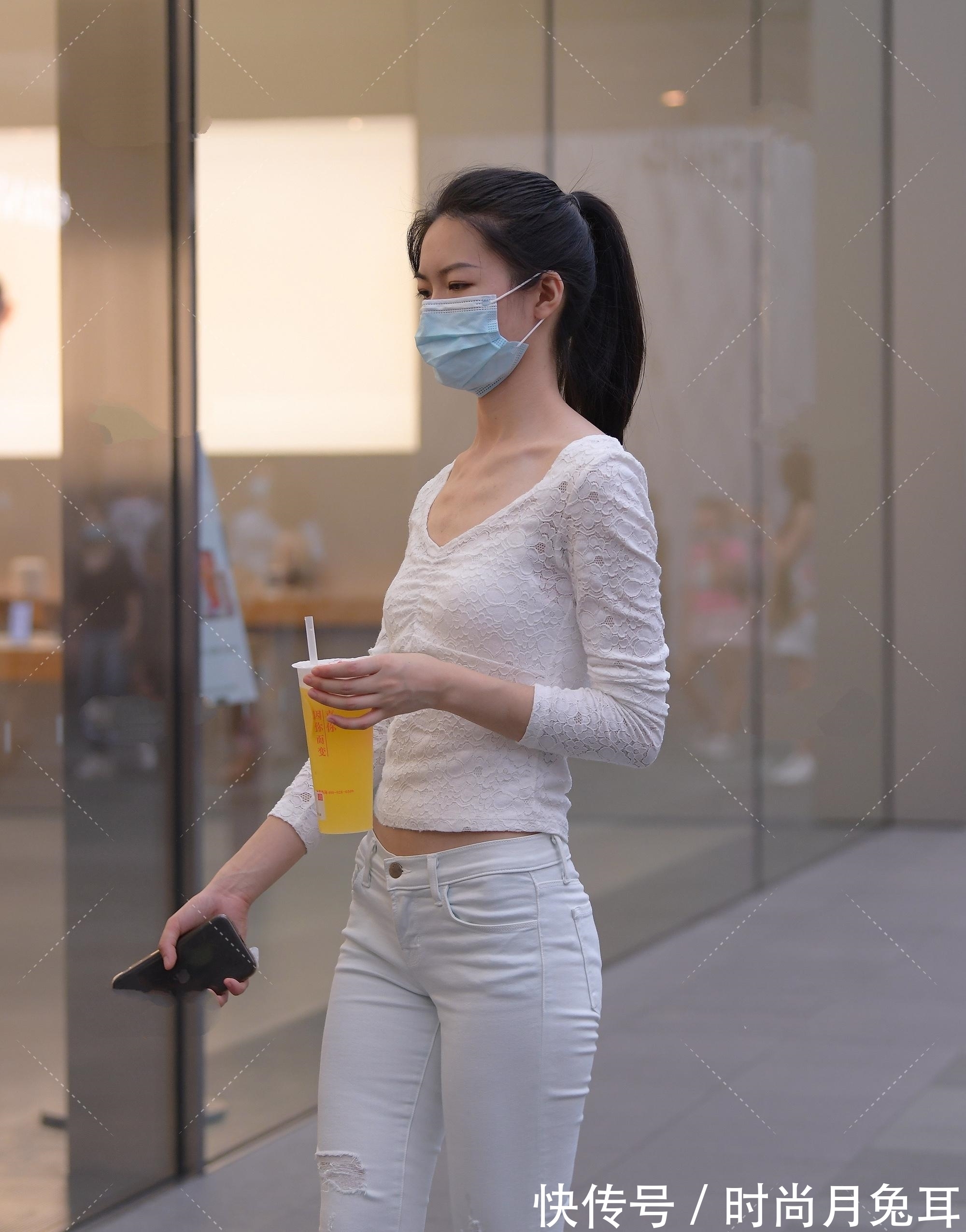 服饰|蕾丝是女性的魅力的标志，蕾丝打底衫更是时尚精致