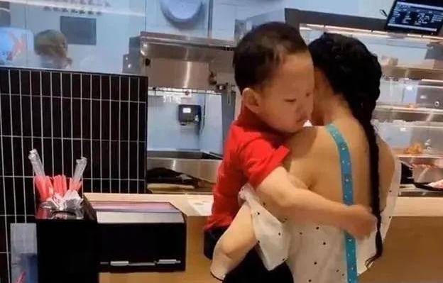暖男|妈妈穿“露肩装”出门,直男宝宝操碎了心,网友:长大后是个暖男