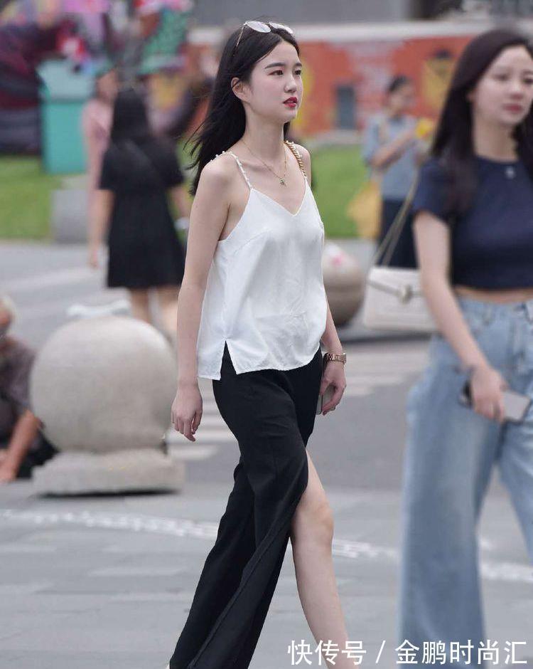 开叉 白色吊带背心和开叉休闲裤,休闲随性又显甜美,让你气质更加出众