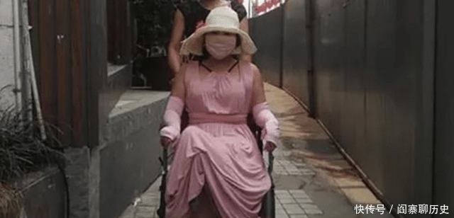 鲁豫有约|“粉红宝宝”:为了美13年整形200多次,如今只能坐在轮椅上