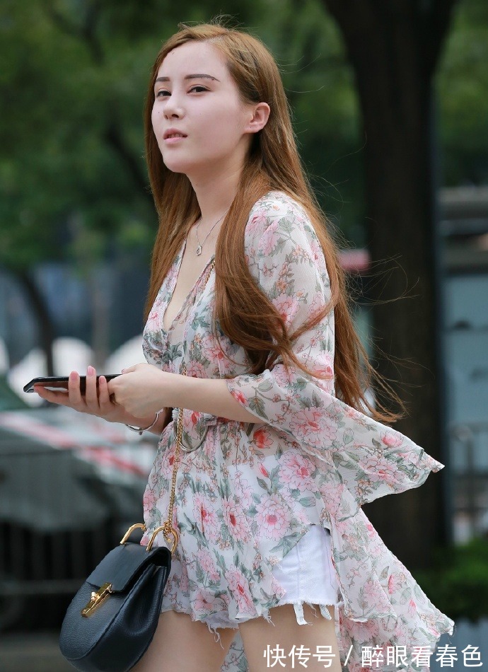 腰带|妹子嫌腰不够细，裙子上装个“铁环”系腰带，一下就“苗条”了