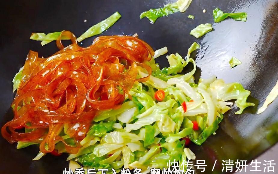 炒包菜,切记不要直接下锅炒!很多人一直做错了,难怪出锅不好吃