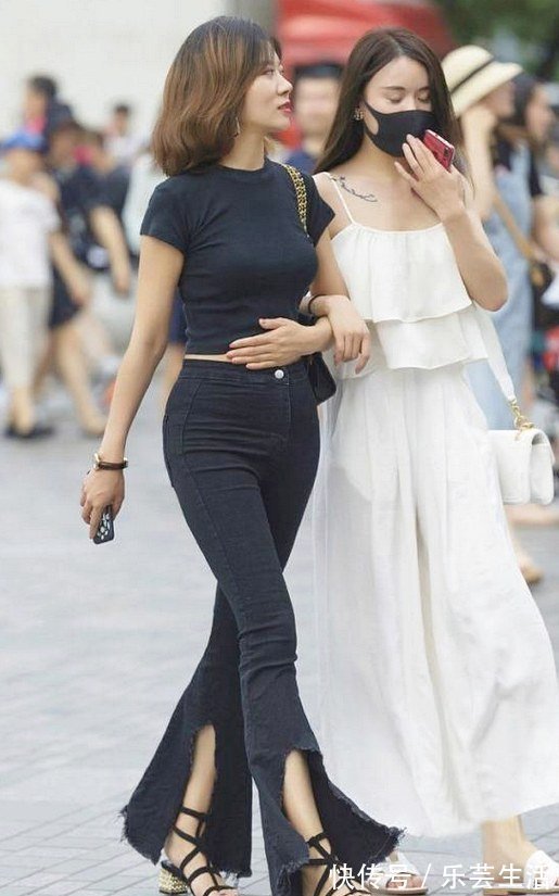 清爽 两位美女大方的姿态漫步街头,清爽大气淑女风满满!