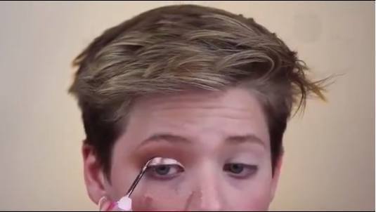 5岁小男孩模仿老妈化妆,化完后的样子无法想象,叫人傻住