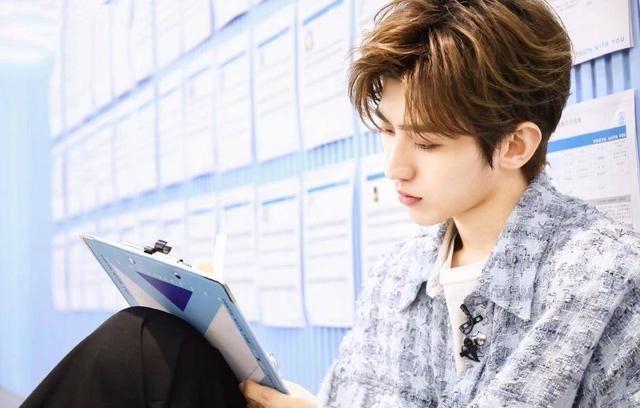 蔡徐坤升级做导师,7000块女款衬衫清爽帅气,踩黑皮鞋终于变成熟