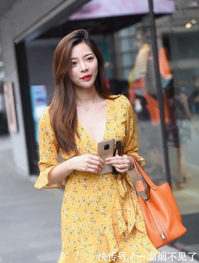 品鉴者 难怪男人老说喜欢温柔的,看到淡黄色长裙的姐姐,我懂了!