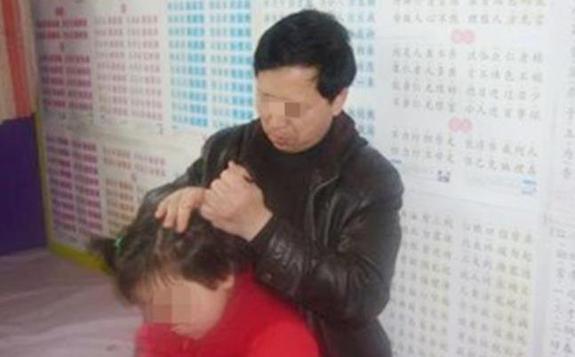 医院|梳头发现''小米粒''，宝爸急忙带女儿去医院，医生：还好来得及时