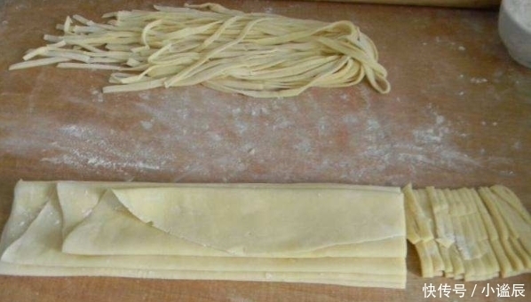 做手擀面时,万万不要再用水和面了换成它,面条更嫩滑,更筋道