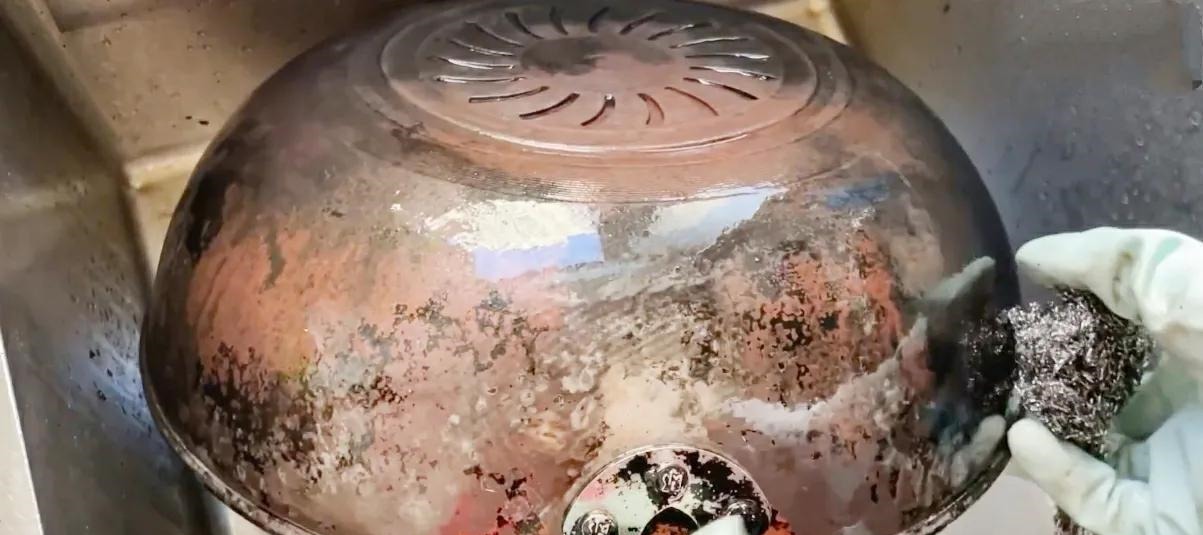 铁锅，锅底黑垢油污多怎么去除？教你一招，铁锅立马变新锅