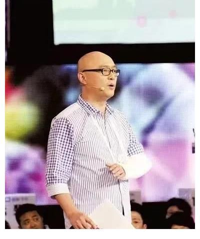 事故|又一起舞臺事故！著名歌手跌下2米升降臺，底下全是硬鐵板